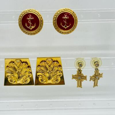 Lot 49: Costume Goldtone Pierced Earrings