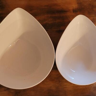 Lot 6: Red Vanilla Nesting Bowls (2) White