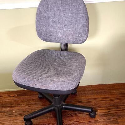 Lot 323 Padded Blue Rolling Desk Chair Adjustable Back