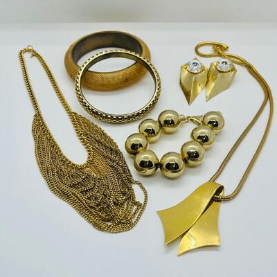 Lot 62: Vintage Trifari & More Goldtone Costume Jewelry ("Solid Gold" Vintage Look!)
