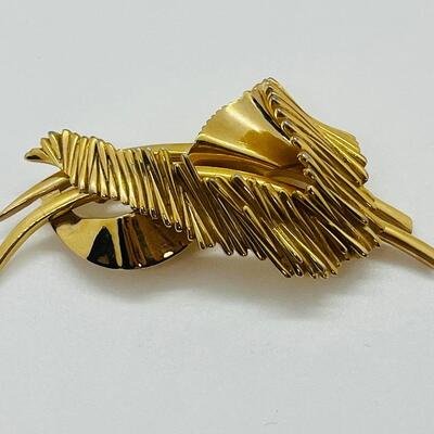 Lot 75: Vintage Crown Trifari Goldtone Textured Free Form Brooch -RARE