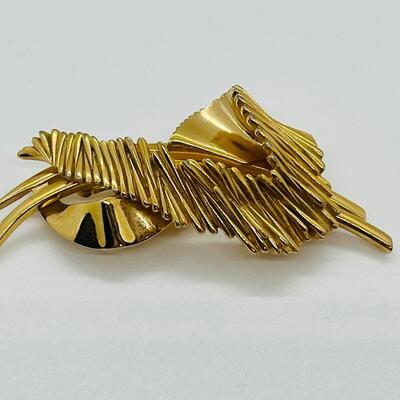 Lot 75: Vintage Crown Trifari Goldtone Textured Free Form Brooch -RARE