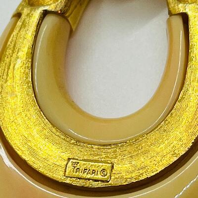 Lot 79: Beautiful 1960s Crown Trifari Modernist Lucite Pendant Necklace