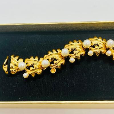 Lot 80: New in Box, Monet Costume Link Bracelet with Faux Pearls