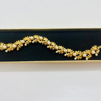 Lot 80: New in Box, Monet Costume Link Bracelet with Faux Pearls