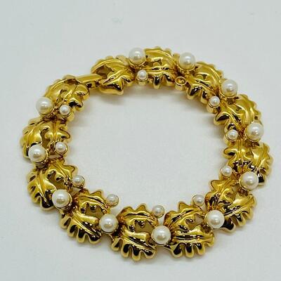 Lot 80: New in Box, Monet Costume Link Bracelet with Faux Pearls