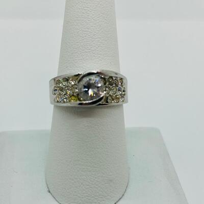 Lot 92: Costume Rings size 8 and Glittery Pierced Earrings