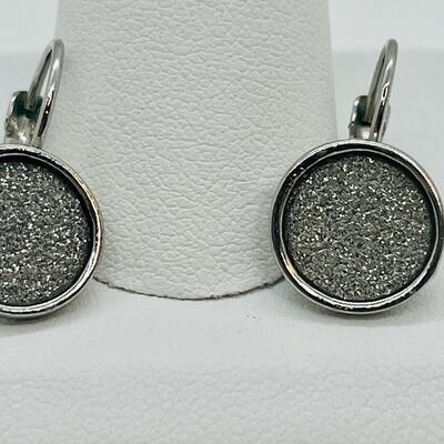 Lot 92: Costume Rings size 8 and Glittery Pierced Earrings