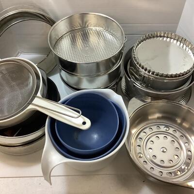 G587 Lot of Baking Pans & Mixing Bowls