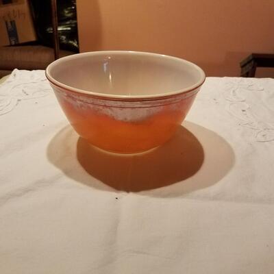 Vintage Pyrex â€œOld Orchardâ€ ombrÃ© bowl