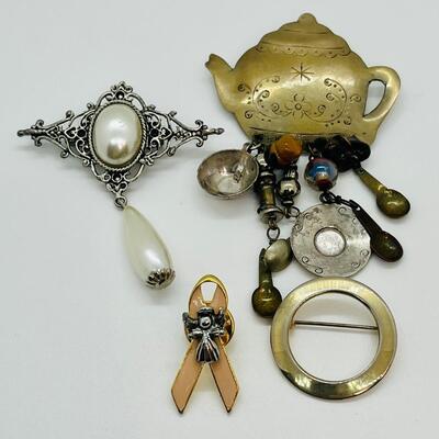 Lot 99: Four Brooches / Pin lot