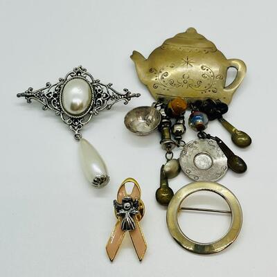 Lot 99: Four Brooches / Pin lot