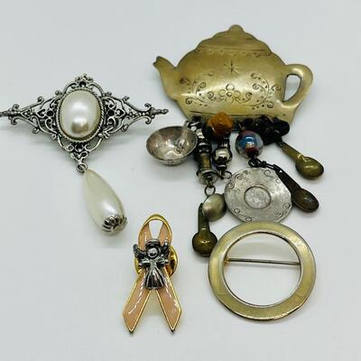 Lot 99: Four Brooches / Pin lot