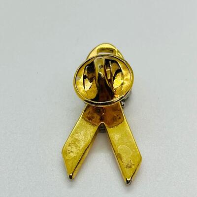 Lot 99: Four Brooches / Pin lot