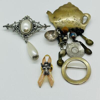 Lot 99: Four Brooches / Pin lot