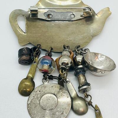 Lot 99: Four Brooches / Pin lot