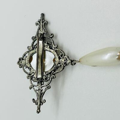 Lot 99: Four Brooches / Pin lot