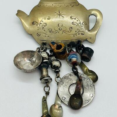 Lot 99: Four Brooches / Pin lot
