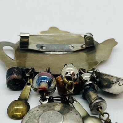 Lot 99: Four Brooches / Pin lot