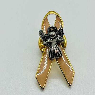 Lot 99: Four Brooches / Pin lot