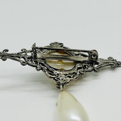 Lot 99: Four Brooches / Pin lot