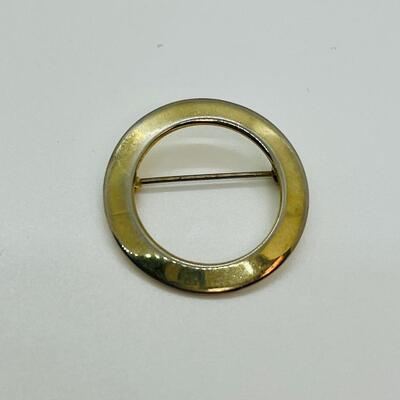 Lot 99: Four Brooches / Pin lot