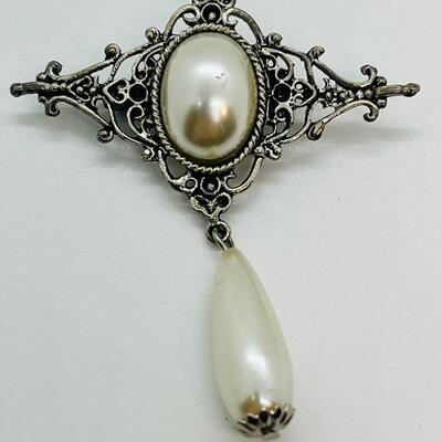 Lot 99: Four Brooches / Pin lot