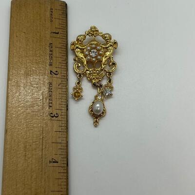 Lot 104: Vintage Costume Brooch lot