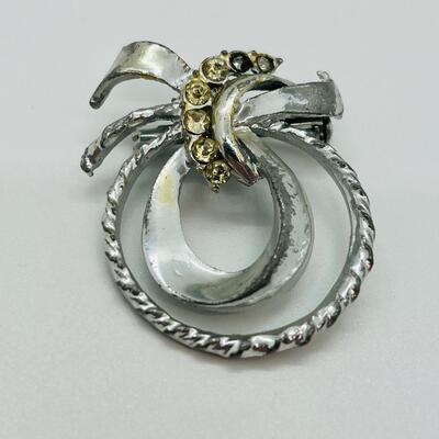Lot 104: Vintage Costume Brooch lot