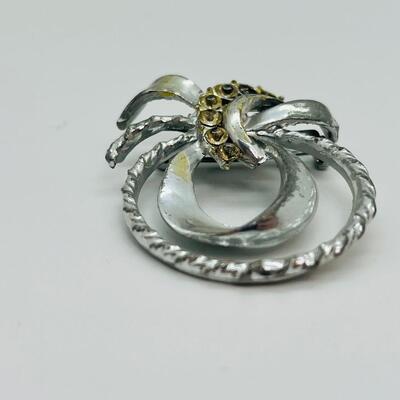 Lot 104: Vintage Costume Brooch lot