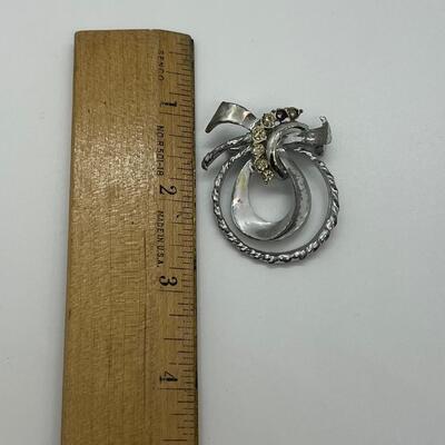 Lot 104: Vintage Costume Brooch lot