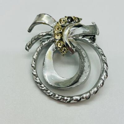 Lot 104: Vintage Costume Brooch lot