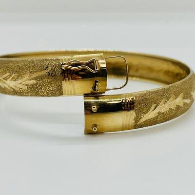 Lot 111: 10k Marked B&M Yellow Gold Latching Bangle Bracelet