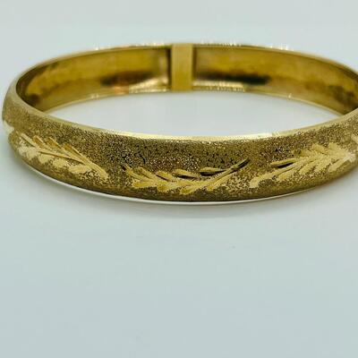 Lot 111: 10k Marked B&M Yellow Gold Latching Bangle Bracelet