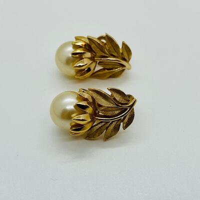 Lot 112: Vintage Crown Trifari Goldtone Flower Faux Pearl Clip-On Earrings