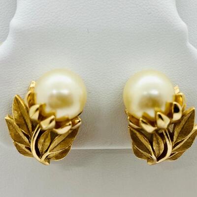 Lot 112: Vintage Crown Trifari Goldtone Flower Faux Pearl Clip-On Earrings