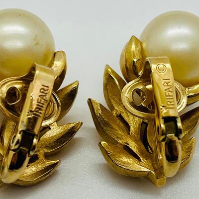 Lot 112: Vintage Crown Trifari Goldtone Flower Faux Pearl Clip-On Earrings