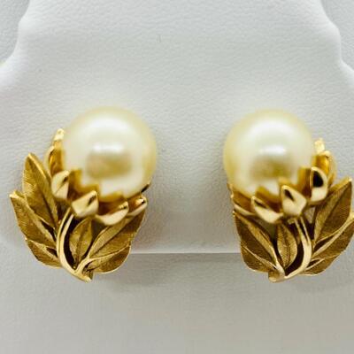 Lot 112: Vintage Crown Trifari Goldtone Flower Faux Pearl Clip-On Earrings