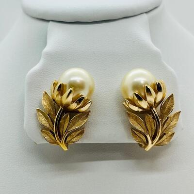 Lot 112: Vintage Crown Trifari Goldtone Flower Faux Pearl Clip-On Earrings