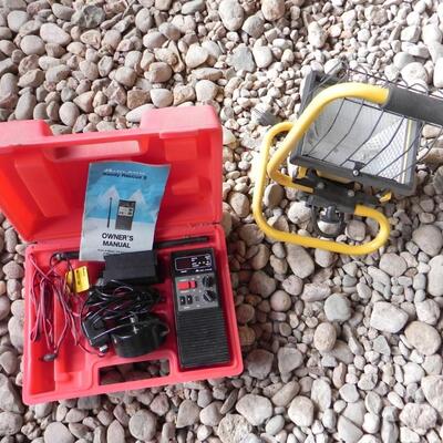 LOT 177  MIDLAND READY RESCUE CB RADIO & WORK LIGHT