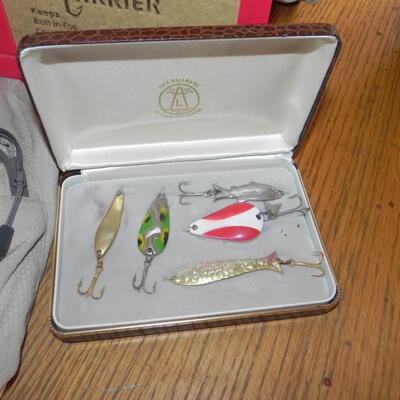 LOT 176 COLUMBIA FISHING VEST AND LURES