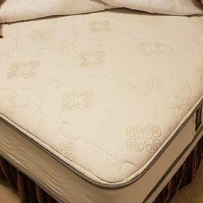 Full Size Bed WIth Linen and Beautyrest Mattress