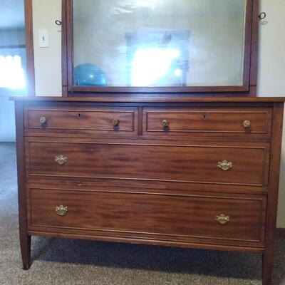 LOT 189  VINTAGE MIRRORED DRESSER
