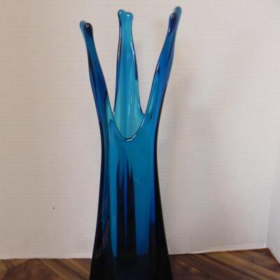 LOT 30 VINTAGE BLUE VASE AND DISH