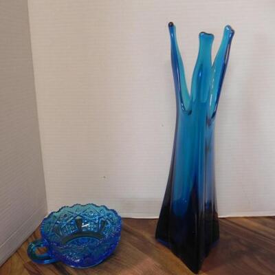 LOT 30 VINTAGE BLUE VASE AND DISH