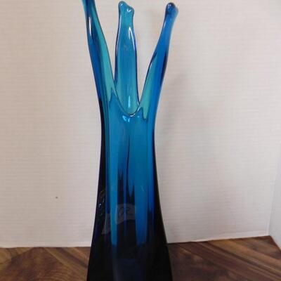 LOT 30 VINTAGE BLUE VASE AND DISH
