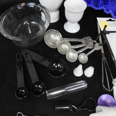 20+ pc Kitchen Lot: Cake Decorating Kit, Cookie Cutters, Measuring Spoons, etc
