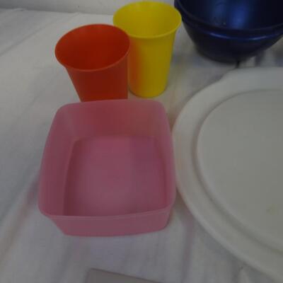 17 pc Kitchen: Tupperware Lids, Platter, Bowl and Cups