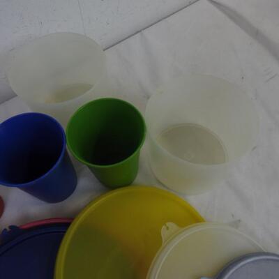 17 pc Kitchen: Tupperware Lids, Platter, Bowl and Cups