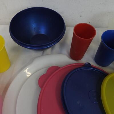 17 pc Kitchen: Tupperware Lids, Platter, Bowl and Cups